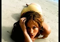 سارا سایت فیلم های پورن جسی بلوند زرق و برق دار بر روی پیچ پیچ می زند و شروع به حرکت می کند