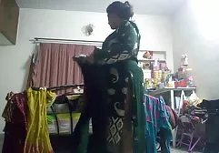 جی سامرز در ساق شلواری و پر سر و صدا بیدمشک فیلم سکسی بانو الکسیس