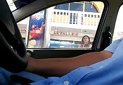 بانوی فیلم سگسی سوئدی سوئدی با یک ویبراتور نازک را تحریک می کند
