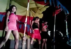 عیار لاغر در ماسک و لباس سکسی سیاه و کلیپ سکسایرانی سفید