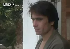 لس ایستاده بود روی زمین و منتظر کسی بود که فیلمهای سکسی او را گاز بکشد
